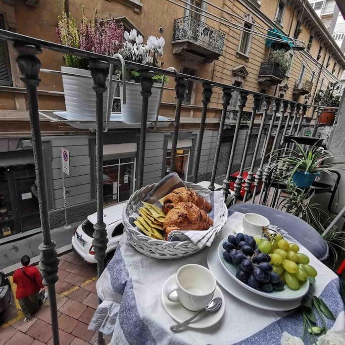 Intero Su Via Tortona-darsena-navigli * Milano